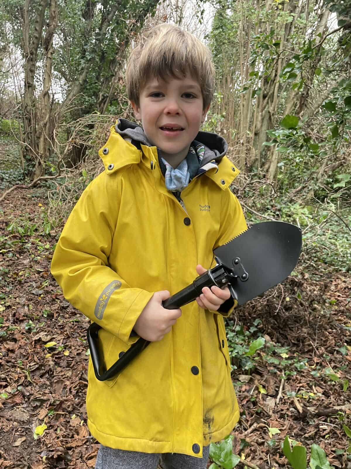 Collapsible, extendable shovel