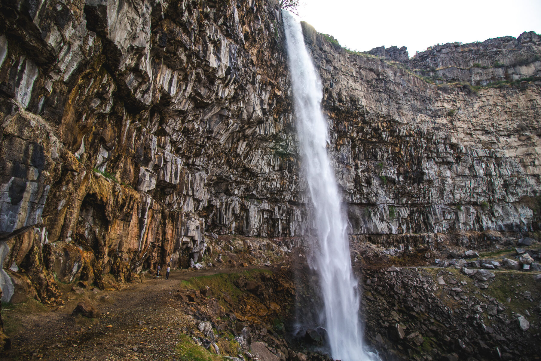 Walking under Perrine Coulee Falls in Southern Idaho