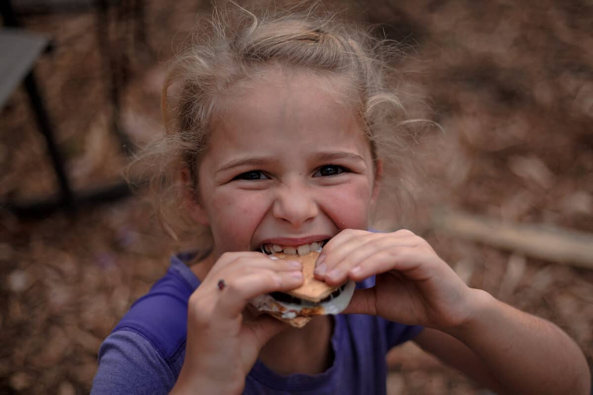 kids eating smores