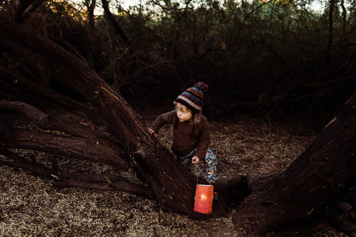 night time lantern walk with kids to spend more time outside in the evening during winter and fall months