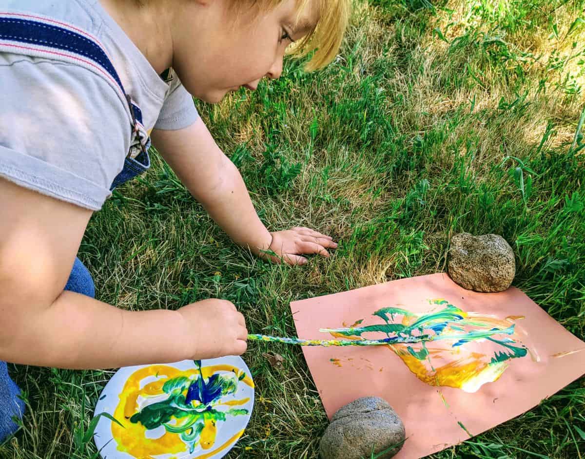 painting with yarn worms