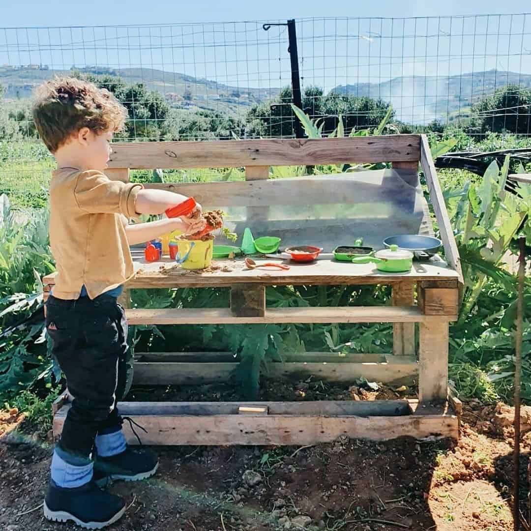 Making mudpies with kids