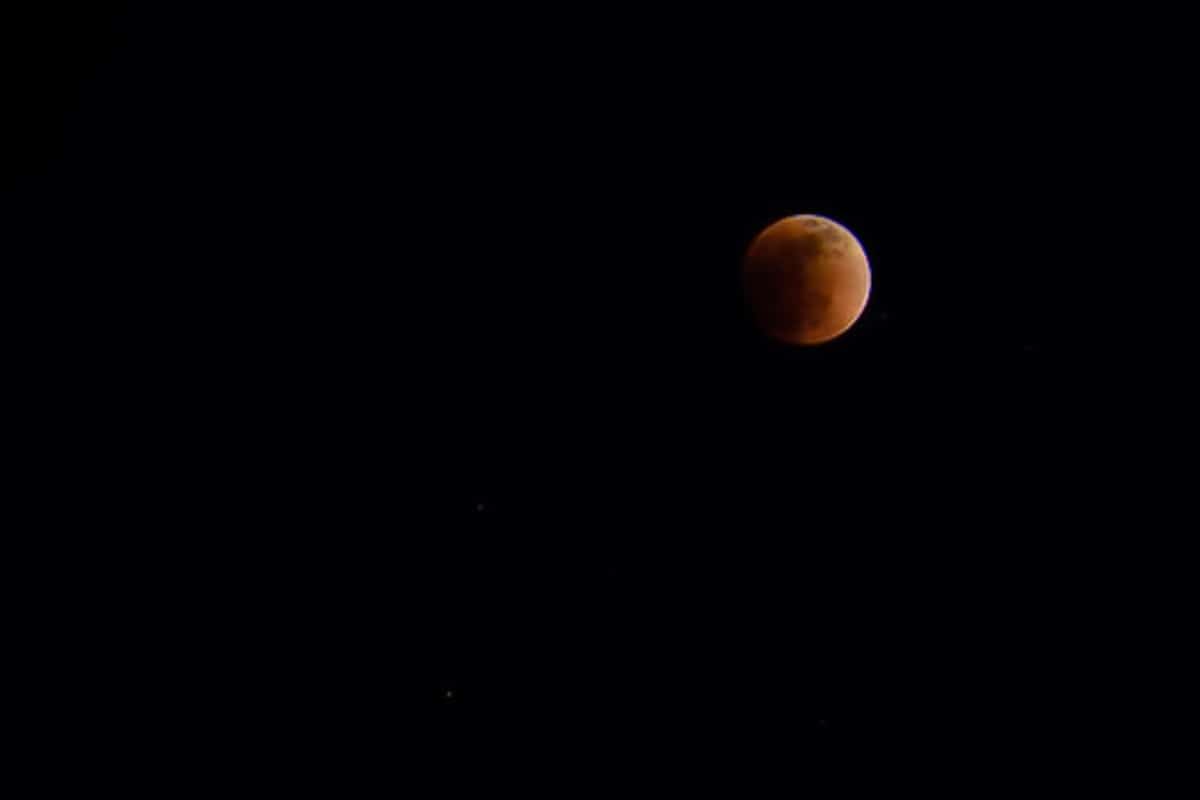 A red moon visualized while stargazing with children.